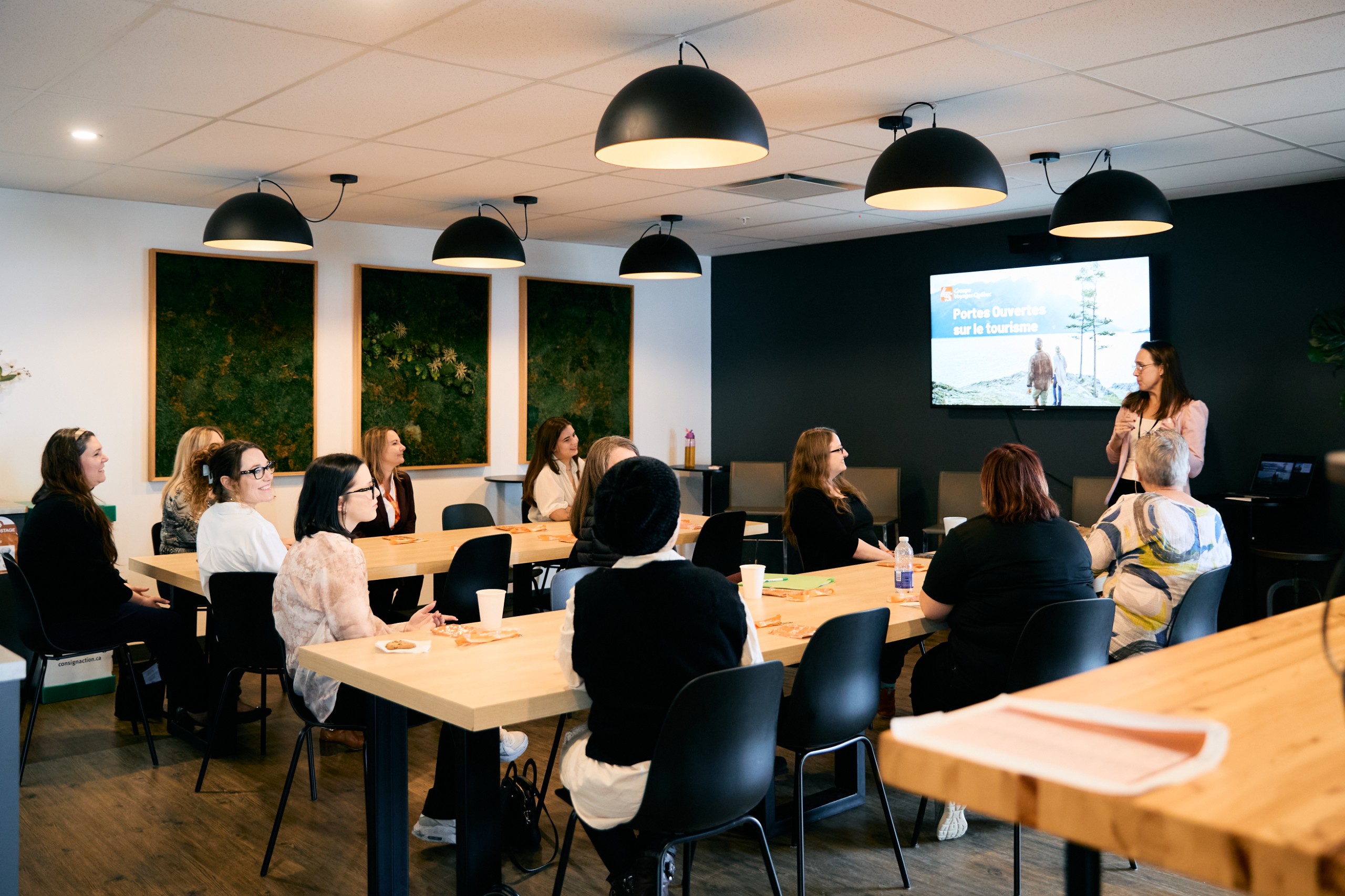 Atelier de formation en gestion réunissant une équipe autour d'une table