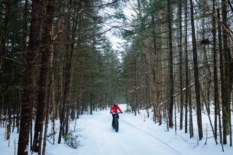 Cycliste en fatbike sur un sentier enneigé au centre Empire 47