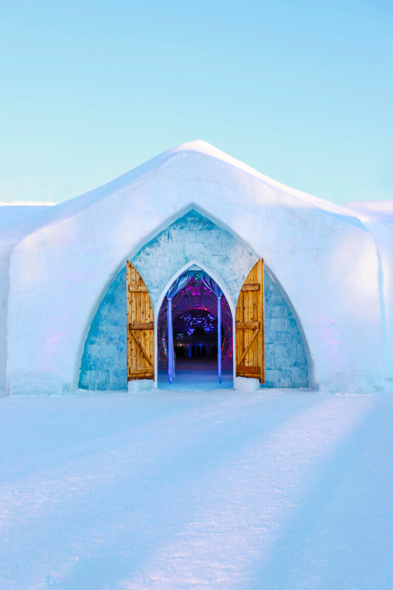 Entrée de l'hôtel de glace, attrait hivernal de la région de Québec