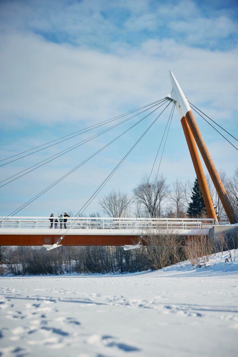 Passerelle du parc de la rivière Saint-Charles en hiver