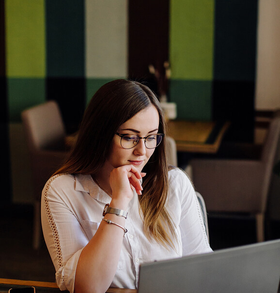 Professionnelle concentrée devant son écran au bureau
