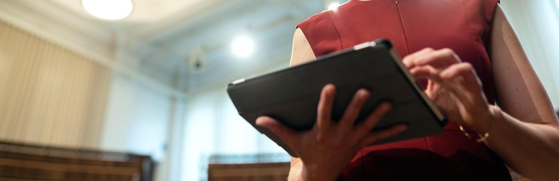 Deux personnes consultant une tablette numérique